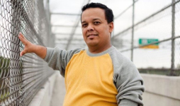 Pequeño catracho anhela ser gigante de la actuación en EUA