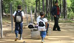 Jesús Vásquez, maestro del año en Honduras viaja 5 horas a caballo