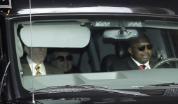 Hillary Clinton sale del hospital donde era tratada por un coágulo