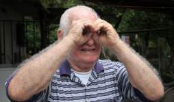 El naturólogo que cura con picadas de abejas