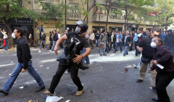 Manifestantes griegos se enfrentan a la policía