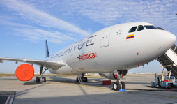 Taca incorpora avión número 100 a su flota