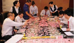 Mujer en China le recortó con tijeras 8.000 dólares a su esposo