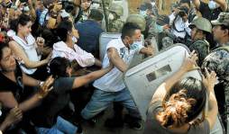 '¡Mire cómo está mi hijo... tirado como un perro!”