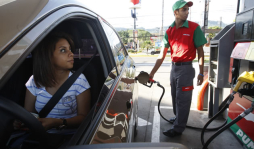 Gasolina llega a L100 en Honduras; ahora la venderán por litros