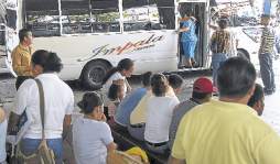 Hasta calcetines les roban en buses