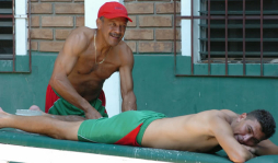 Maní Suazo: de pobre solterón a afamado masajista