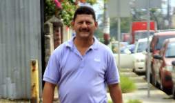 Iván Renderos, de las premiaciones por su canto a taxista