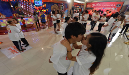 Parejas tailandesas intentar batir el récord mundial de beso más largo