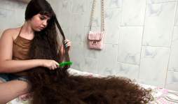 La 'Rapunzel” humana se corta su larga cabellera