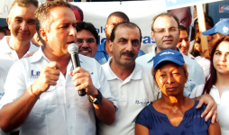 Jaar y álvarez visitan a vecinos de Cabañas