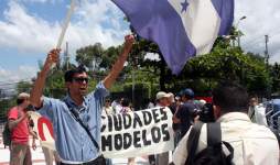 Acusan de traición a la patria a Lobo y a 126 diputados