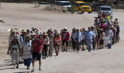 Inician marcha por el desierto de Arizona imitando la ruta de los inmigrantes
