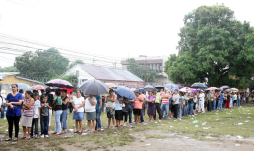 Largas filas para recibir el Bono Diez mil en San Pedro Sula