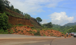 Derrumbe provoca caos en carretera Panamericana