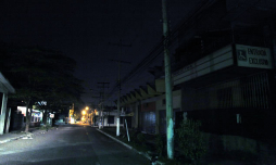 Pagan puntualmente a Enee y siguen a oscuras