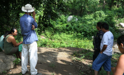 Ultima a puñaladas a su compañera de hogar