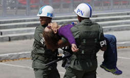 Desmayos y largas filas en Venezuela para ver a Chávez