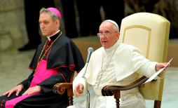 Papa quiere una reforma de estructuras 'frágiles' de Iglesia católica