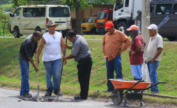 Empleados municipales bachean el bulevar de Villanueva