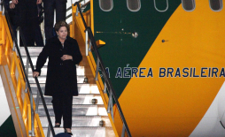 Dilma Rousseff pasea en moto por Brasilia