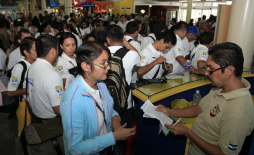 Con cánticos despiden a jóvenes católicos