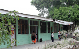 Escuelas subsisten en medio de la pobreza