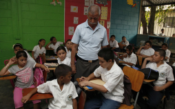 Alex, el pequeño presidente electo por Dios y los niños