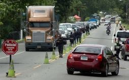 Asoma el sol y bañistas llenan playas y balnearios de Honduras