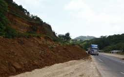 Persiste peligro por derrumbe en la carretera Panamericana