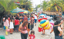 Asoma el sol y bañistas llenan playas y balnearios de Honduras