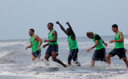 Selección de Honduras entrena en las playas de Puerto Cortés