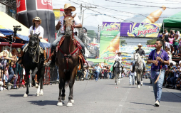 Encanto, ritmo y mucho color en desfile de carrozas en La Ceiba