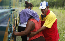 Ultiman a inspectora municipal en autobús