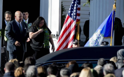 Despiden a heroína que dio la vida por sus alumnos en Newtown