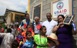 Donan ocho aulas a escuela sampedrana