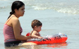 Honduras: Veraneantes abarrotan las hermosas playas de Tela