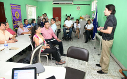 Gobierno reduce ayuda a personas con discapacidad