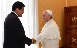 Maduro dice que el Papa le bendijo un Cristo que le protegerá