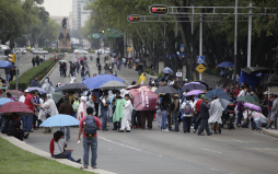 Maestros desatan violencia en el Congreso de México