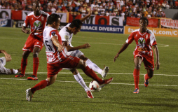 Olimpia gana con apuros