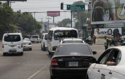 Fastidiados por los apagones de la Enee