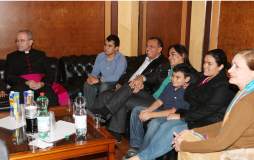 Reciben a familia Lobo en el Vaticano