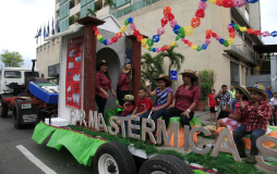 Tradicional desfile del Agas llena de color y alegría la Feria Juniana