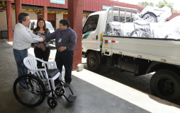 Aspirante a alcalde por el PAC dona sillas de ruedas al Rivas