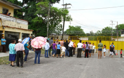 Se enfrentan vecinos por uso de portones