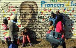 Mandela vive a través de respirador