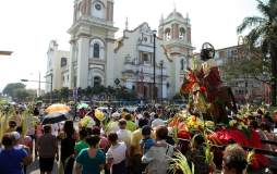 Masivas procesiones en el domingo de ramos