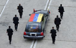 Chavismo se deshace en lágrimas en último adiós de Chávez