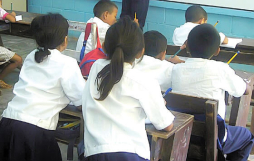 Honduras: Miles de niños a clases sin útiles escolares